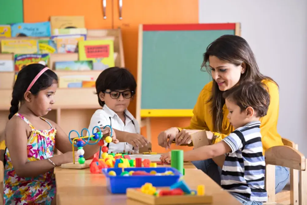 What is the qualification of Montessori teacher?